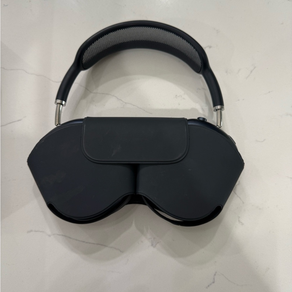 Barely Used Apple AirPods Max (MGYH3AM/A) Wireless OverEar Headphones Space Gray